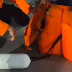 Kapal patroli KAL Anyer milik TNI AL menemukan sebuah life jacket atau pelampung dan buoy saat menyisir perairan Selat Sunda