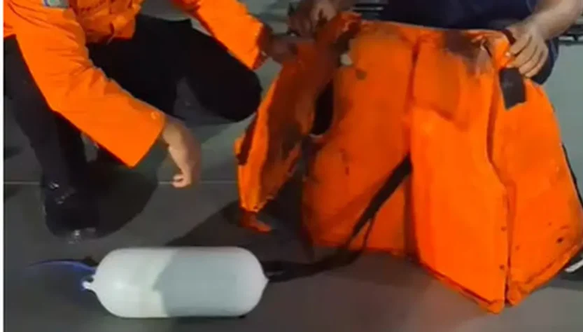 Kapal patroli KAL Anyer milik TNI AL menemukan sebuah life jacket atau pelampung dan buoy saat menyisir perairan Selat Sunda